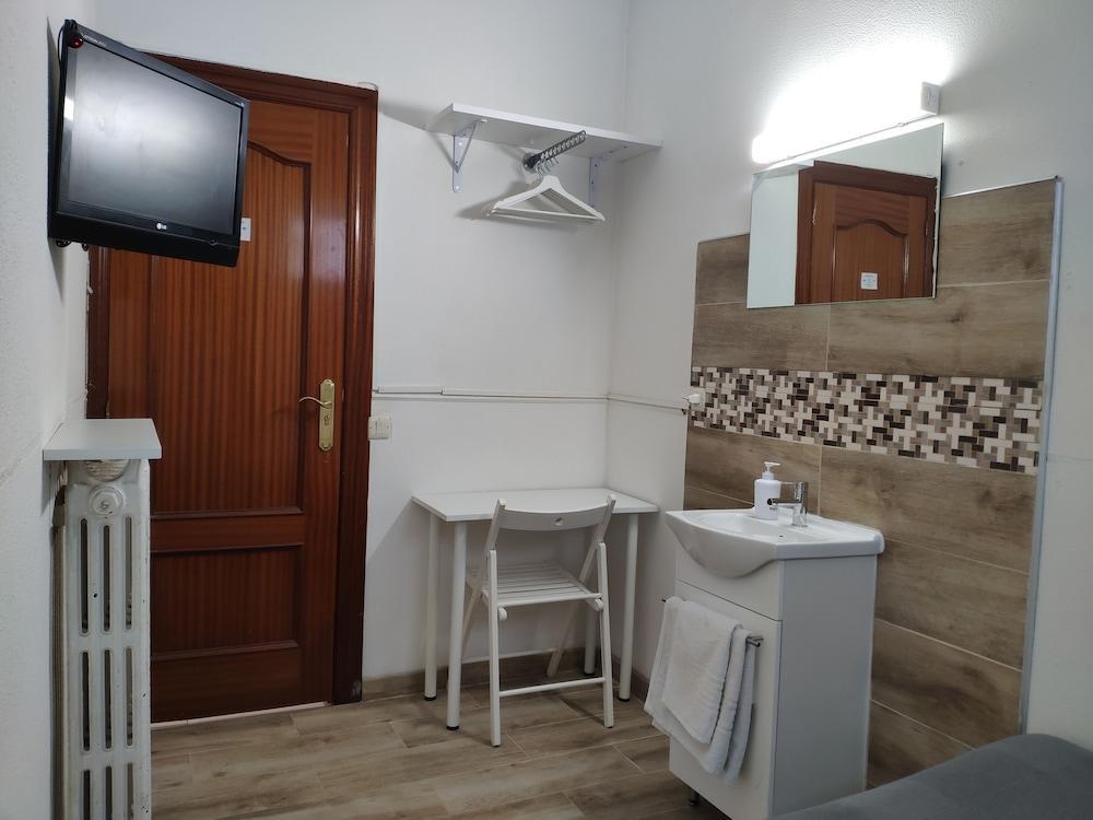 Hostal Cervantes Мадрид Екстериор снимка