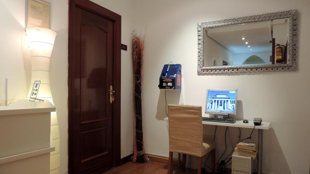 Hostal Cervantes Мадрид Екстериор снимка